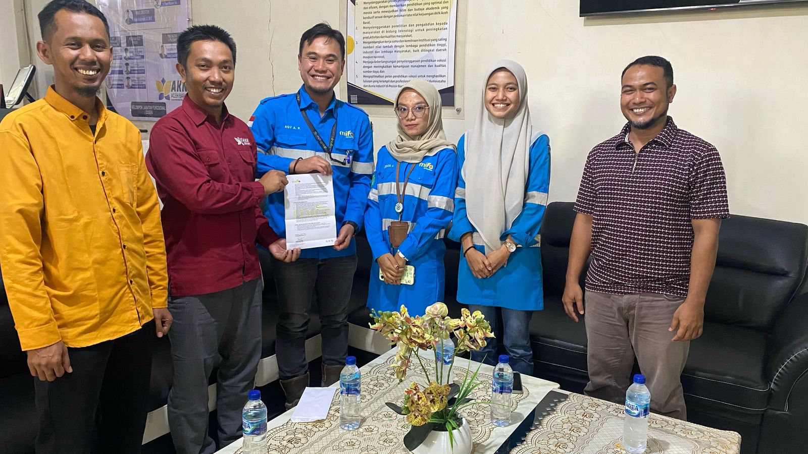 AKN Aceh Barat Terima Beasiswa Mahasiswa Berprestasi dari PT Mifa Bersaudara